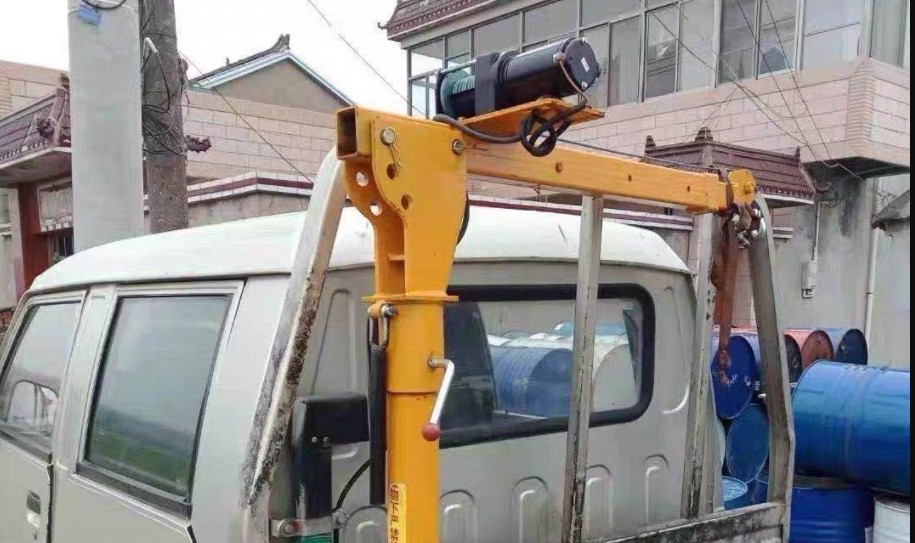 車載小吊機在貨車上使用